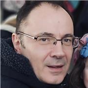 Professeur expérimenté et patient enseigne le français et sa culture